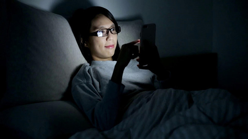 Tránh xem các thiết bị điện tử trước khi đi ngủ