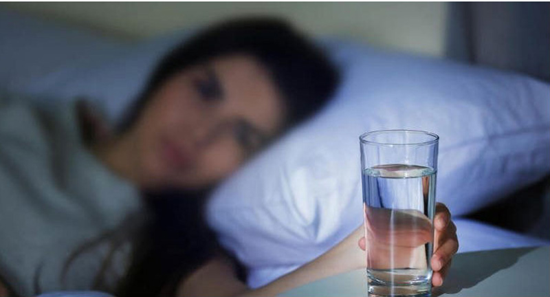 Uống một ngụm nước ấm trước khi đi ngủ giúp ngủ ngon